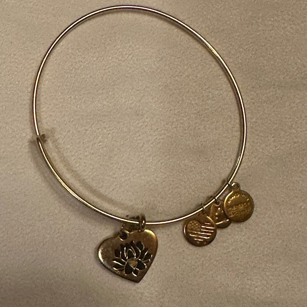 NEW Alex and Ani Bracelet Lotus Peace
Petals